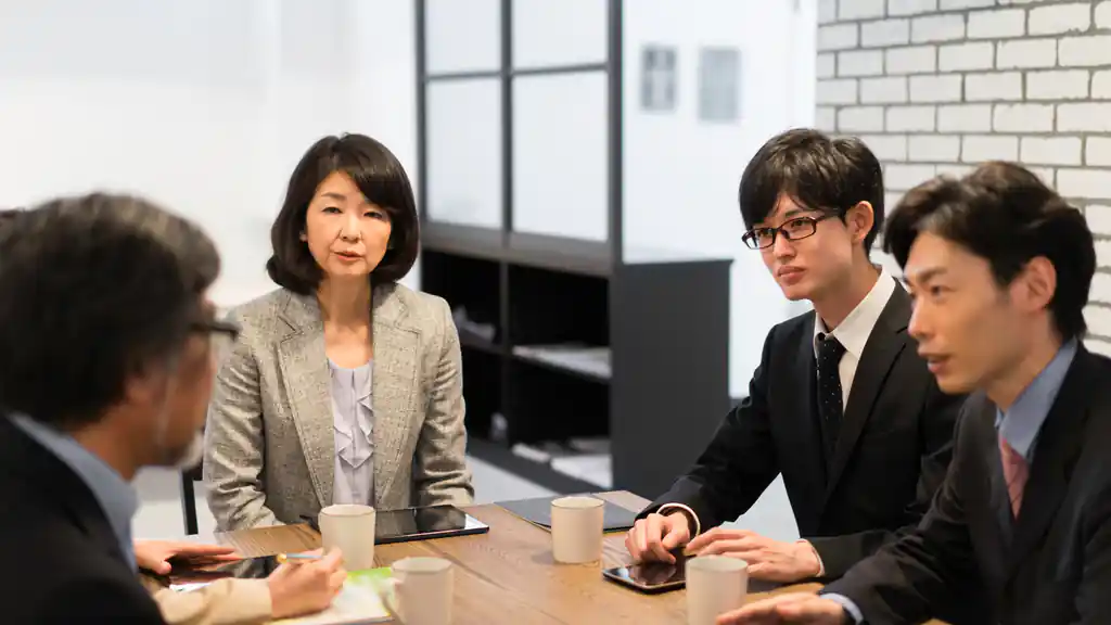 会議室で意見を交わすビジネスパーソン